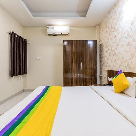 Treebo Trip Namaste Hotell Indore Exteriör bild