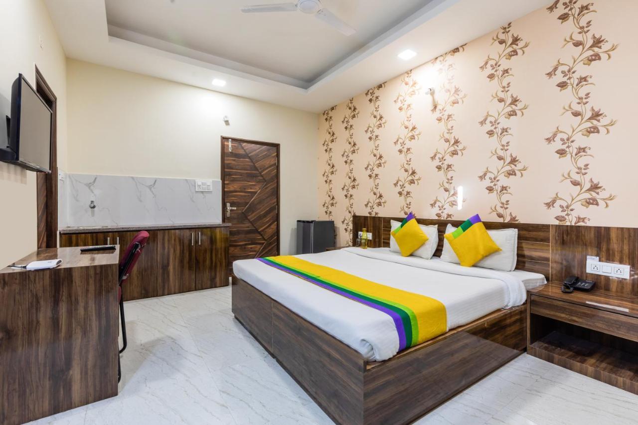 Treebo Trip Namaste Hotell Indore Exteriör bild