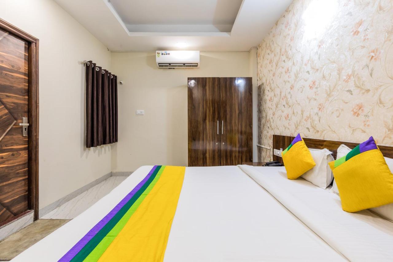 Treebo Trip Namaste Hotell Indore Exteriör bild