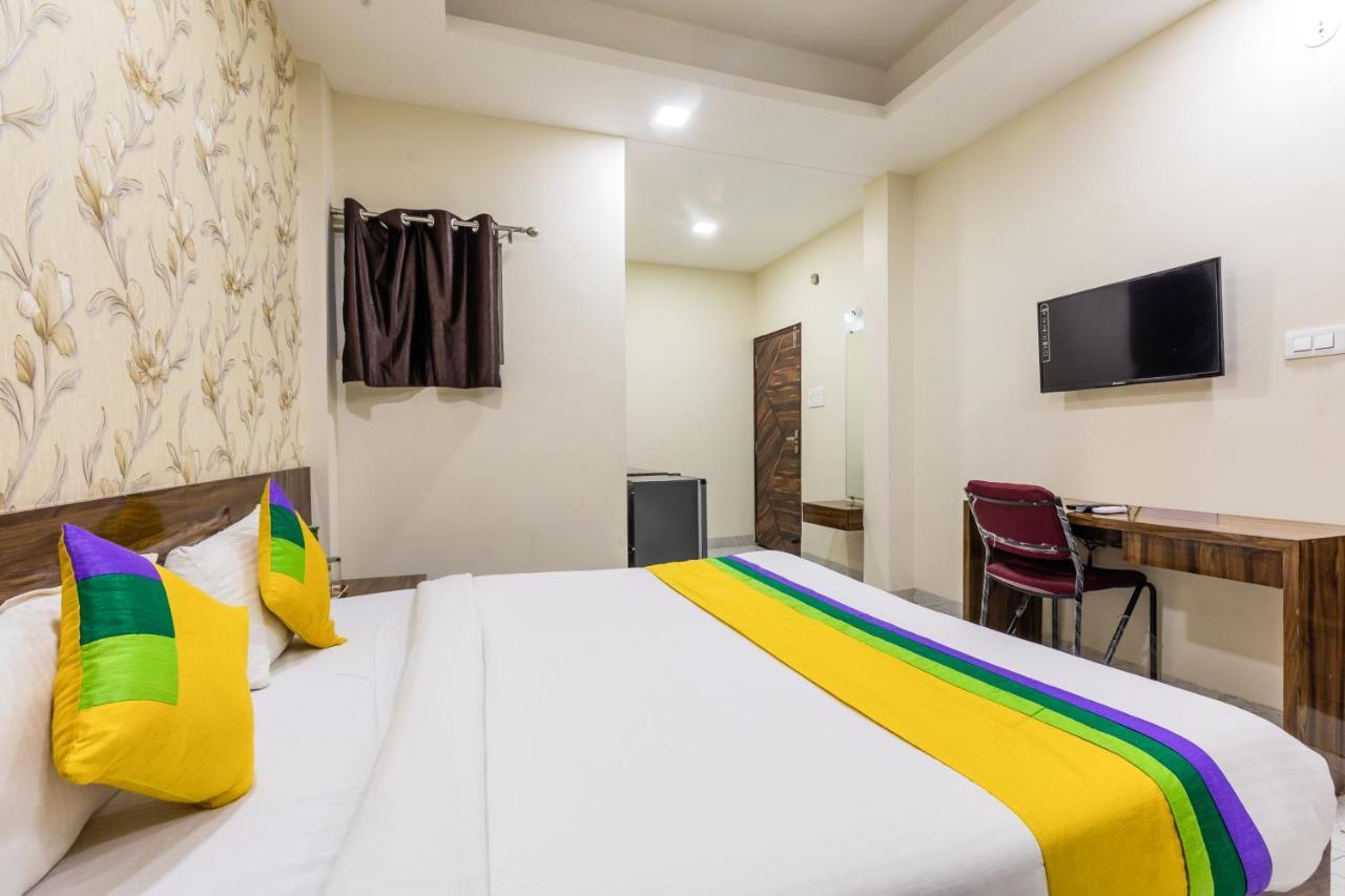 Treebo Trip Namaste Hotell Indore Exteriör bild