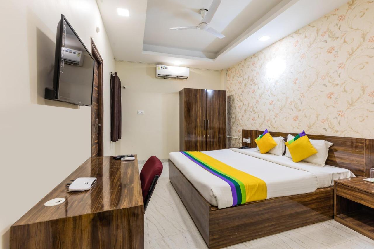 Treebo Trip Namaste Hotell Indore Exteriör bild