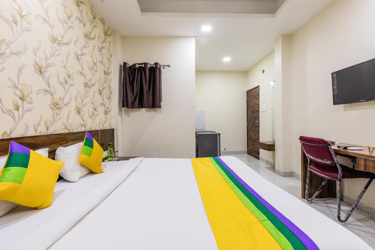 Treebo Trip Namaste Hotell Indore Exteriör bild
