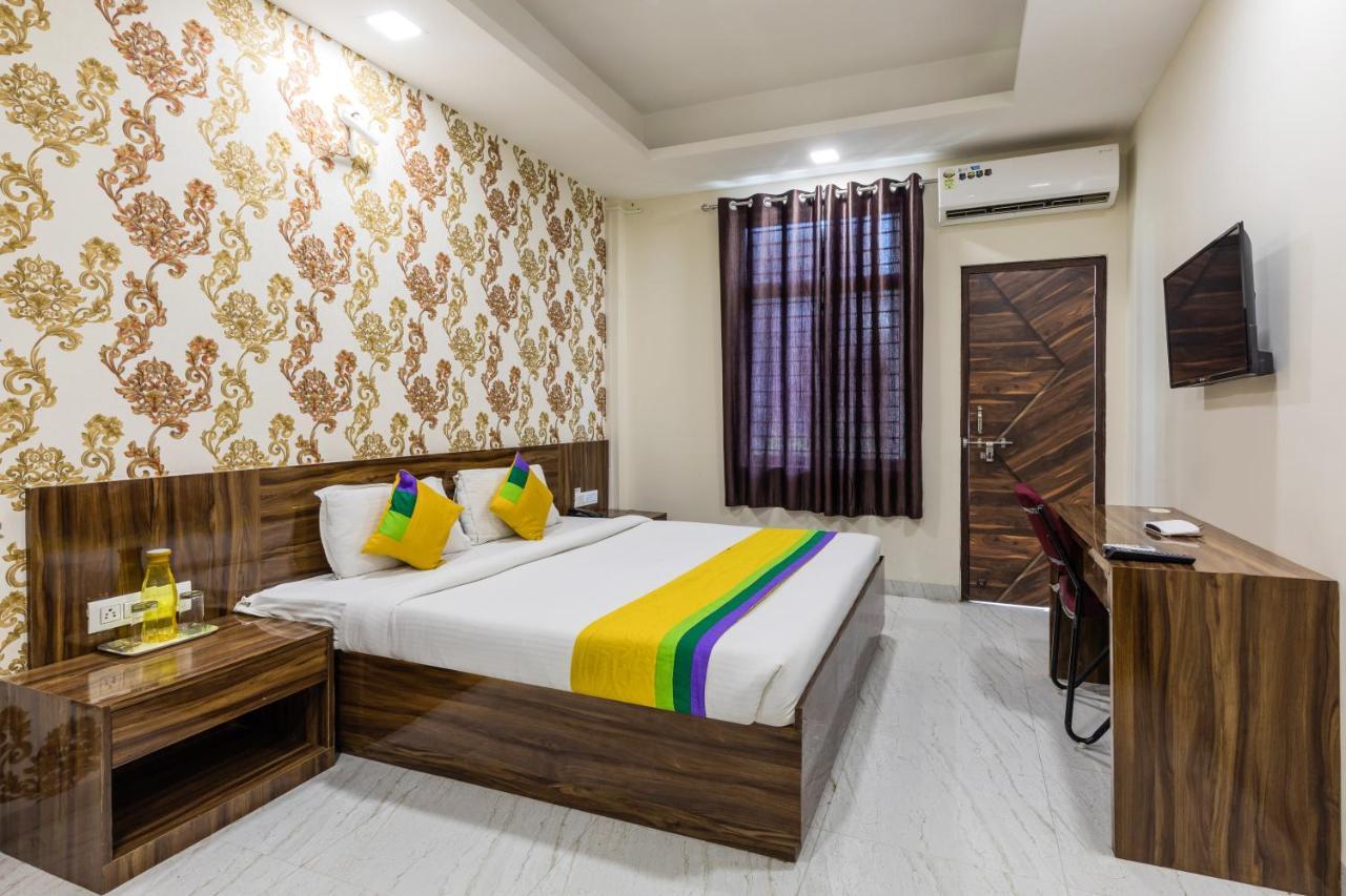 Treebo Trip Namaste Hotell Indore Exteriör bild