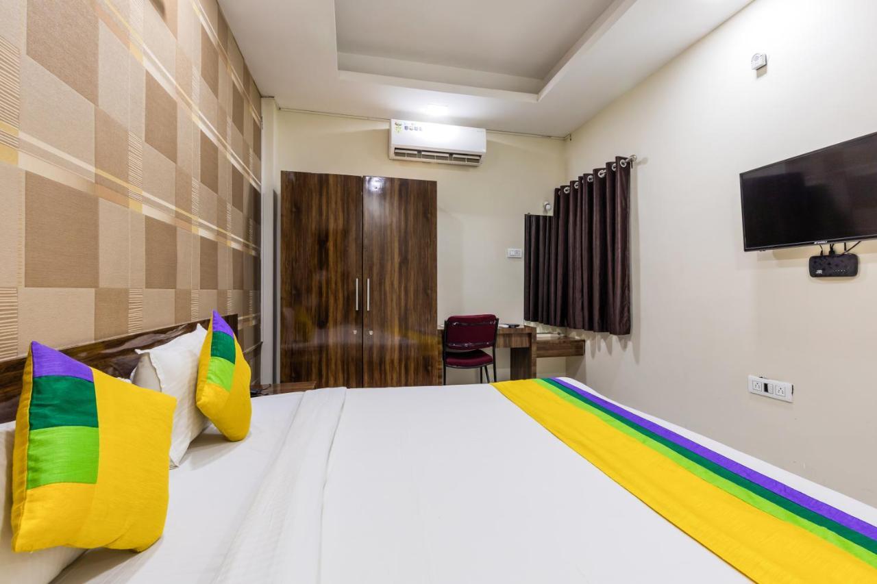 Treebo Trip Namaste Hotell Indore Exteriör bild