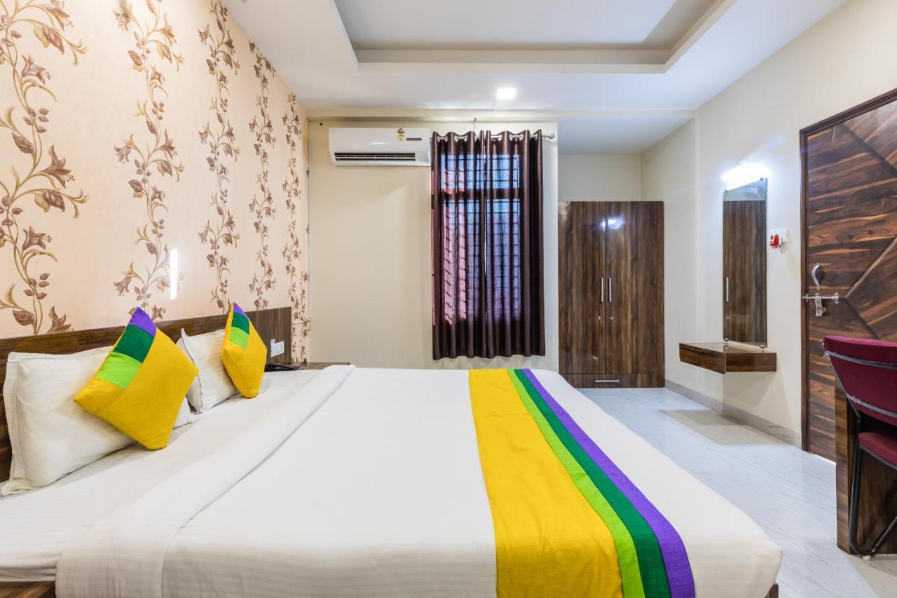Treebo Trip Namaste Hotell Indore Exteriör bild
