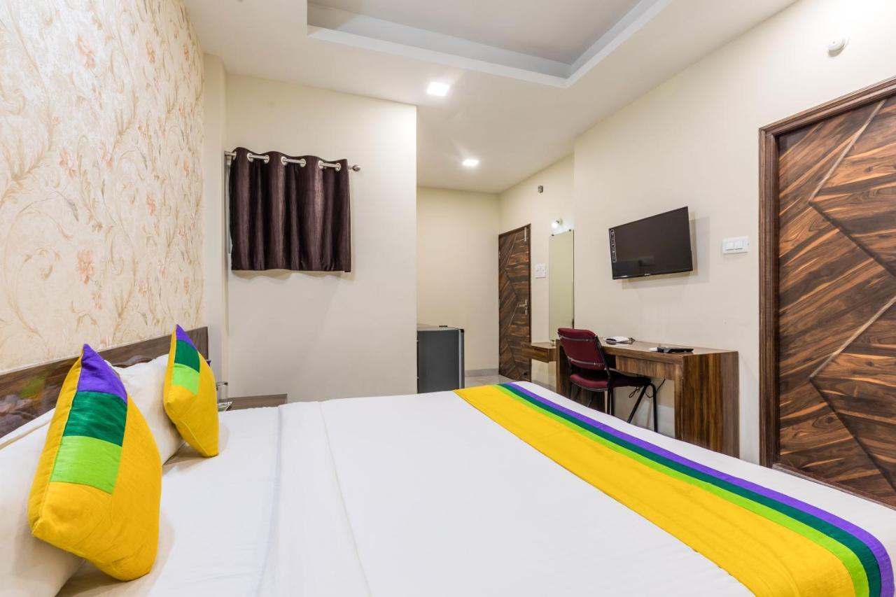 Treebo Trip Namaste Hotell Indore Exteriör bild