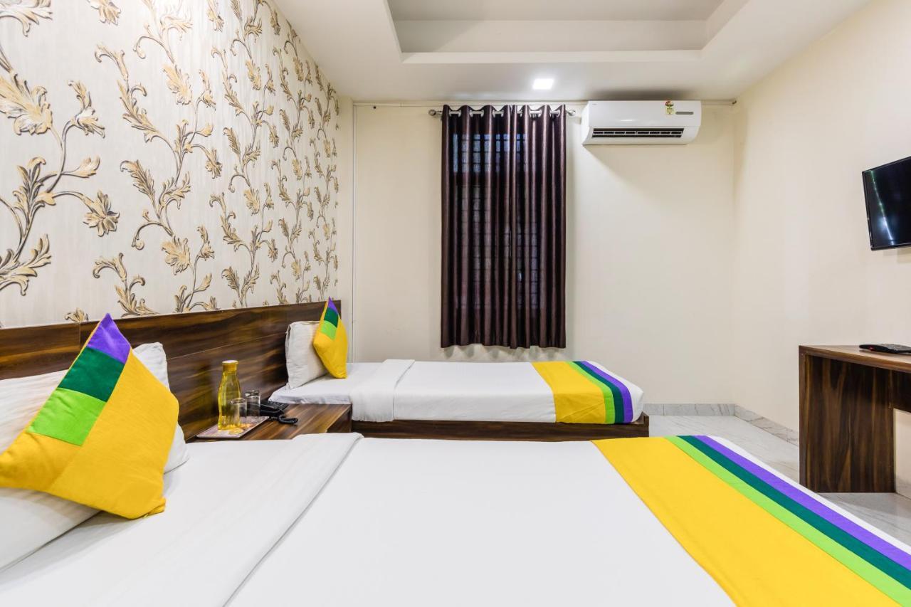 Treebo Trip Namaste Hotell Indore Exteriör bild