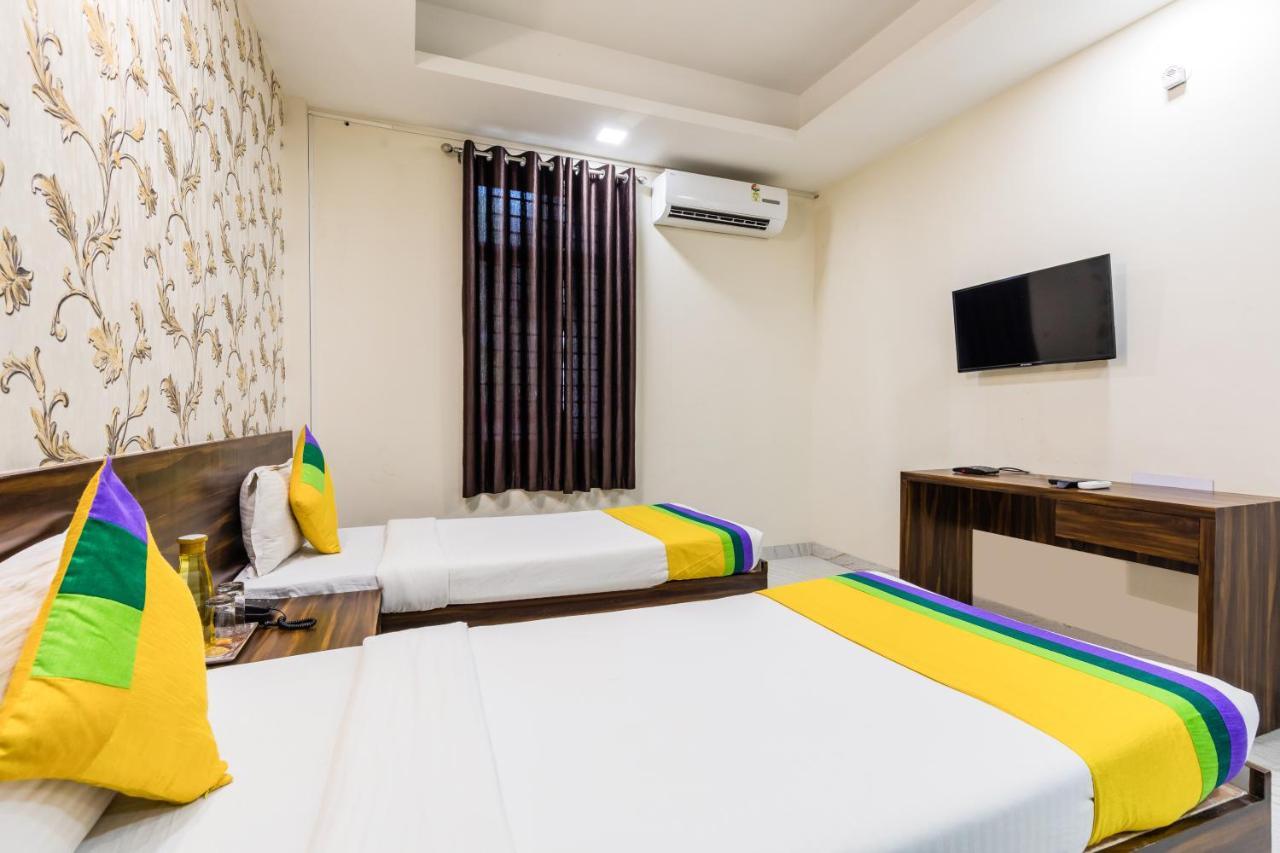 Treebo Trip Namaste Hotell Indore Exteriör bild