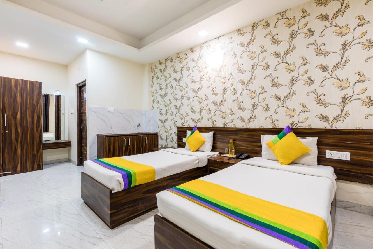 Treebo Trip Namaste Hotell Indore Exteriör bild