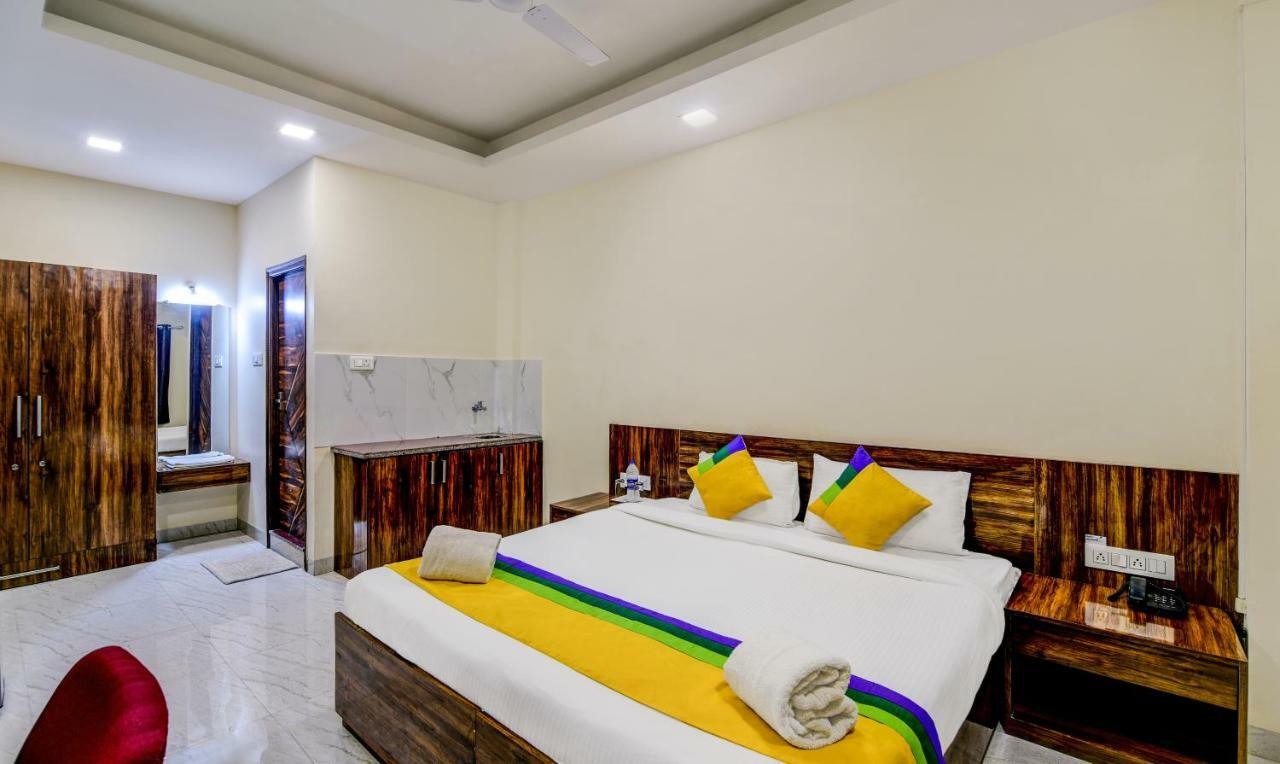 Treebo Trip Namaste Hotell Indore Exteriör bild